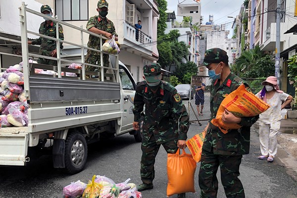 “Bộ đội Cụ Hồ” mang thực phẩm thiết yếu đến tận nhà người dân - Anh 4