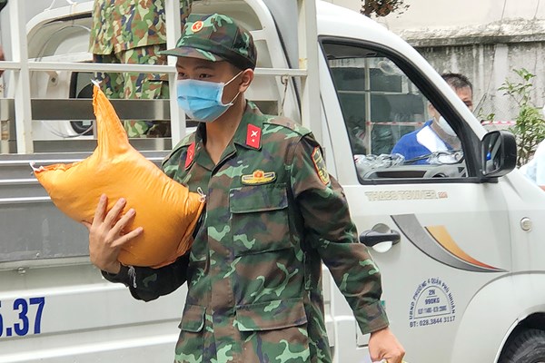 “Bộ đội Cụ Hồ” mang thực phẩm thiết yếu đến tận nhà người dân - Anh 5