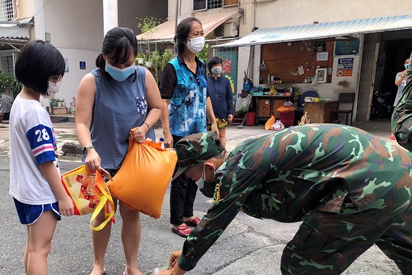 “Bộ đội Cụ Hồ” mang thực phẩm thiết yếu đến tận nhà người dân - Anh 7