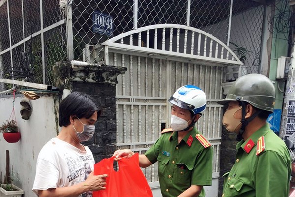 “Bộ đội Cụ Hồ” mang thực phẩm thiết yếu đến tận nhà người dân - Anh 9