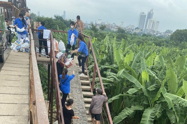 Mang yêu thương tới Xóm ngụ cư - Anh 1