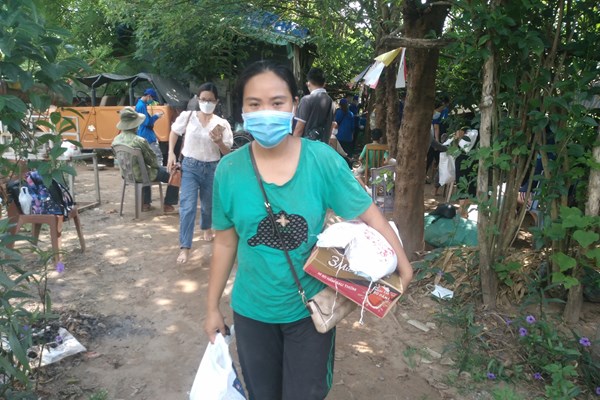 Mang yêu thương tới Xóm ngụ cư - Anh 4