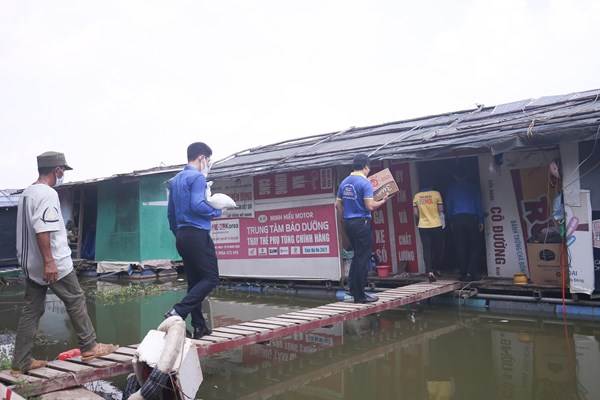 Mang yêu thương tới Xóm ngụ cư - Anh 5