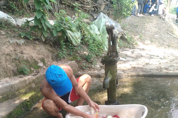 Mang yêu thương tới Xóm ngụ cư - Anh 7
