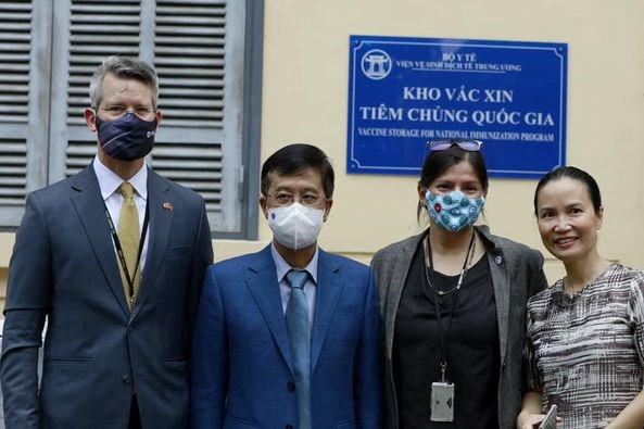 Phó Tổng thống Mỹ thị sát kho vắc xin tại Viện Vệ sinh dịch tễ Trung ương - Anh 2