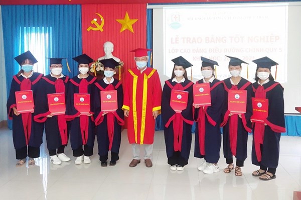 Nhận bằng tốt nghiệp buổi sáng, tối lên đường vào TP.Hồ Chí Minh chống dịch - Anh 1