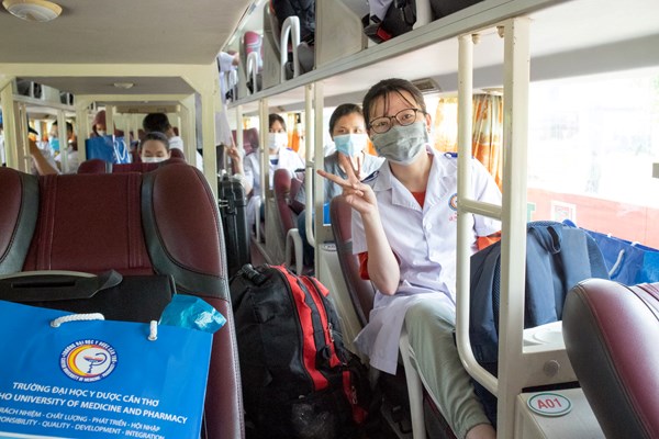 Cán bộ, sinh viên Đại học Y dược Cần Thơ lên đường hỗ trợ TP.HCM - Anh 3