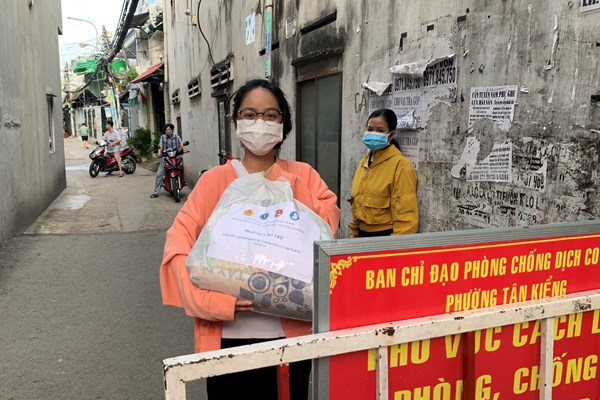 Trường ĐH Luật TP.HCM áp dụng mức học phí cũ để chia sẻ khó khăn với sinh viên mùa dịch - Anh 1