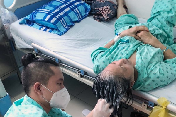 Khỏi “cô vít” tự nguyện thành “điều dưỡng” - Anh 1