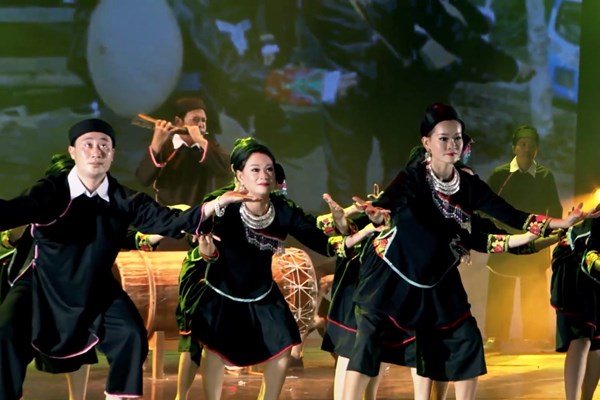 Sống trọn đam mê với múa dân gian dân tộc - Anh 2