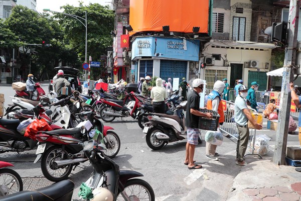 Ha Noi: Doi nang tiep nhan, van chuyen nhu yeu pham cho nguoi dan khu phong toa - Anh 1