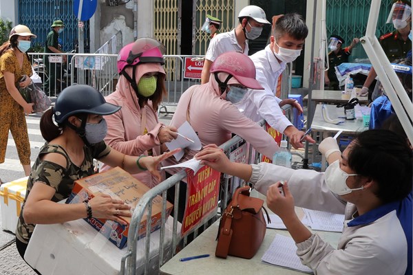 Ha Noi: Doi nang tiep nhan, van chuyen nhu yeu pham cho nguoi dan khu phong toa - Anh 10