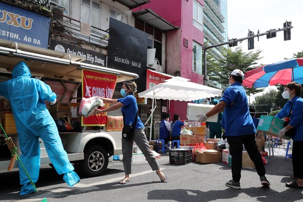 Ha Noi: Doi nang tiep nhan, van chuyen nhu yeu pham cho nguoi dan khu phong toa - Anh 12
