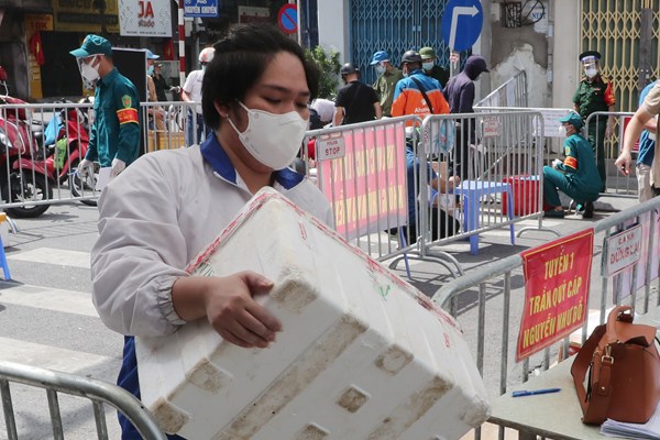 Ha Noi: Doi nang tiep nhan, van chuyen nhu yeu pham cho nguoi dan khu phong toa - Anh 13