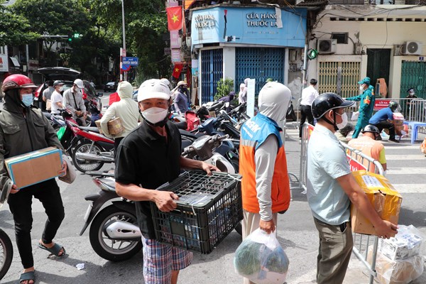 Ha Noi: Doi nang tiep nhan, van chuyen nhu yeu pham cho nguoi dan khu phong toa - Anh 2