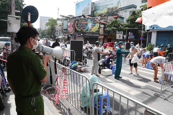 Ha Noi: Doi nang tiep nhan, van chuyen nhu yeu pham cho nguoi dan khu phong toa - Anh 3