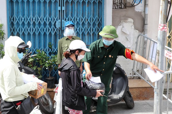 Ha Noi: Doi nang tiep nhan, van chuyen nhu yeu pham cho nguoi dan khu phong toa - Anh 5
