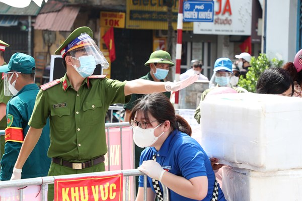 Ha Noi: Doi nang tiep nhan, van chuyen nhu yeu pham cho nguoi dan khu phong toa - Anh 7
