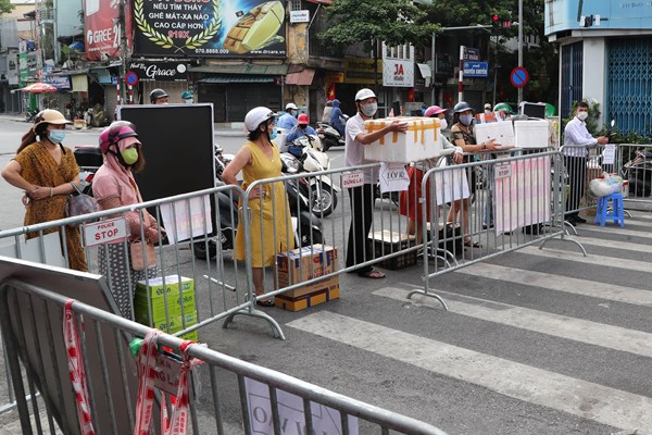 Ha Noi: Doi nang tiep nhan, van chuyen nhu yeu pham cho nguoi dan khu phong toa - Anh 8