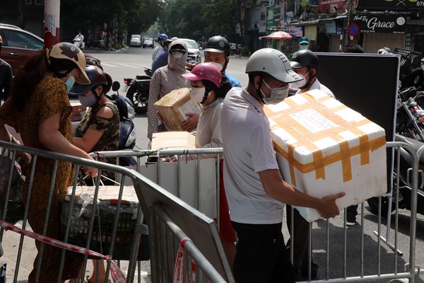Ha Noi: Doi nang tiep nhan, van chuyen nhu yeu pham cho nguoi dan khu phong toa - Anh 9