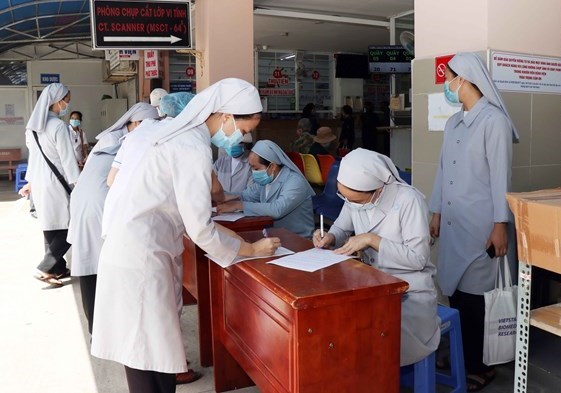 Các tôn giáo đồng hành cùng dân tộc trong cuộc chiến chống đại dịch Covid-19 - Anh 2