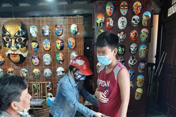 Quầy sách giáo khoa “0 đồng” của nghệ nhân “Mặt nạ thời gian” - Anh 4