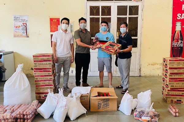 NSND Quốc Hưng “tiếp sức” sinh viên kẹt lại thành phố do dịch bệnh - Anh 1
