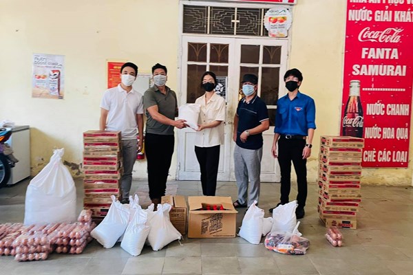 NSND Quốc Hưng “tiếp sức” sinh viên kẹt lại thành phố do dịch bệnh - Anh 2