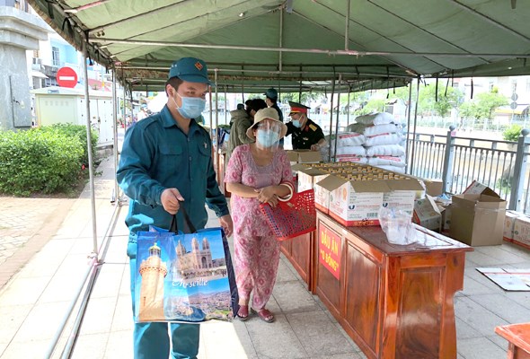 Triển lãm 82 tác phẩm “Rạng ngời mùa thu Tháng Tám năm 1945” - Anh 13