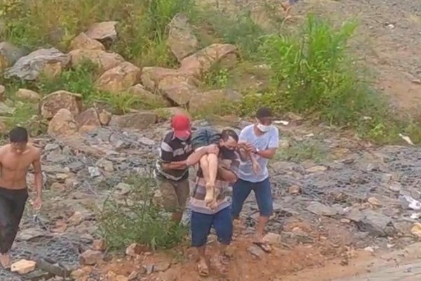 Quảng Ngãi: Đi cào don, 3 người trong gia đình chết đuối thương tâm - Anh 1