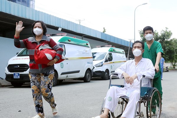 Ngày càng nhiều bệnh nhân nặng, nguy kịch được xuất viện tại TP.HCM: Như món quà trong ngày vui Tết Độc lập - Anh 2
