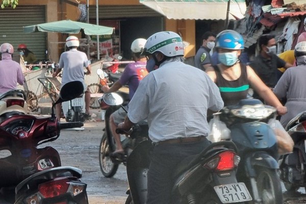 Quảng Bình: Tụ tập họp chợ ở nơi xuất hiện ổ dịch Covid-19 - Anh 1