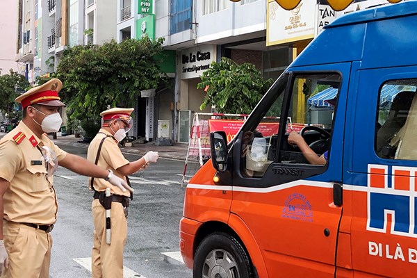 TP.HCM: “Sống chung” với dịch Covid-19 từ ngày 15.9 là thông tin sai sự thật - Anh 1