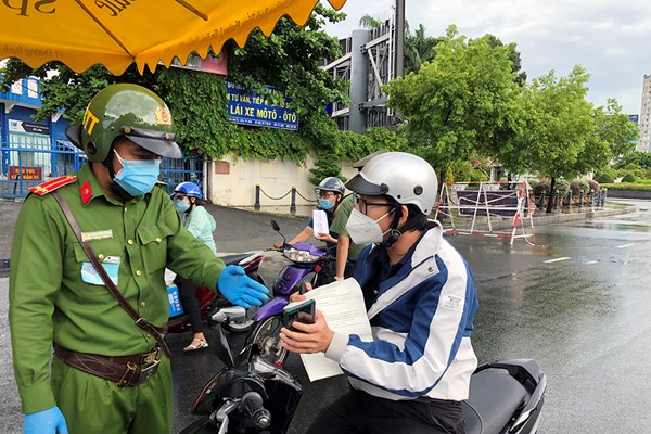 TP.HCM: “Sống chung” với dịch Covid-19 từ ngày 15.9 là thông tin sai sự thật - Anh 2