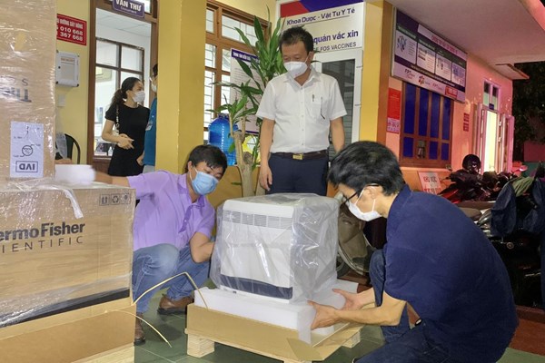 Doanh nghiệp trao tặng ngành y tế Quảng Bình nhiều thiết bị xét nghiệm Covid-19 - Anh 2