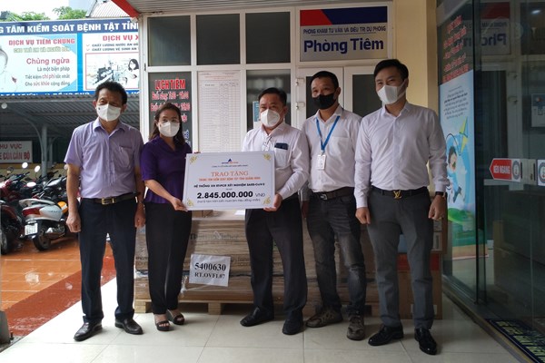 Doanh nghiệp trao tặng ngành y tế Quảng Bình nhiều thiết bị xét nghiệm Covid-19 - Anh 1