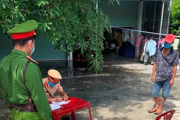 Tụ tập ăn nhậu 3 người bị đề nghị xử phạt 45 triệu đồng - Anh 2