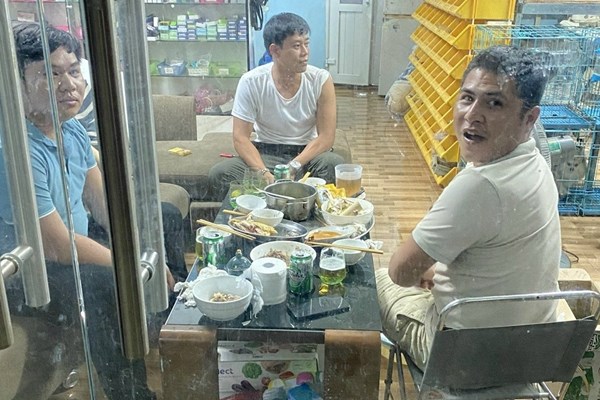 Tụ tập ăn nhậu 3 người bị đề nghị xử phạt 45 triệu đồng - Anh 1