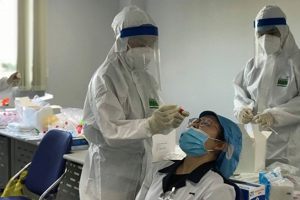 Quảng Ngãi: Dừng hoạt động doanh nghiệp không xét nghiệm cho công nhân - Anh 2