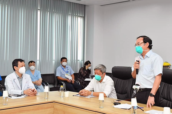 Mong những“chiến sĩ áo trắng” luôn giữ vững tinh thần chiến đấu để chiến thắng dịch Covid-19 - Anh 2