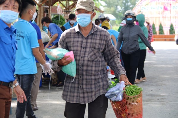 Hàng nghìn hộ khó khăn đi chợ phiên “0 đồng” - Anh 2