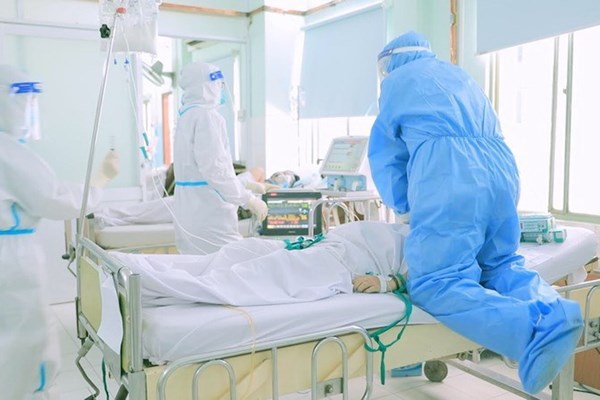 Bộ trưởng Bộ Y tế: Mong cộng đồng dành sự quan tâm lớn hơn nữa đối với đội ngũ y bác sĩ... - Anh 1