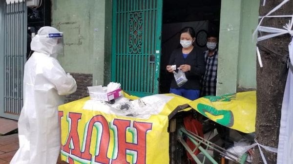 Trạm y tế lưu động và điều trị bệnh nhân F0 tại nhà: Giảm tải cho bệnh viện tuyến trên - Anh 1