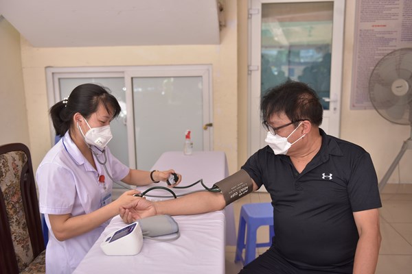 Người dưới 60 tuổi, không có bệnh nền không cần đo huyết áp trước khi tiêm vắc xin Covid-19 - Anh 1