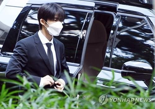 Cựu trưởng nhóm nhạc K-pop nhận án tù treo vì tội lạm dụng ma túy - Anh 1