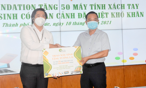Trao tặng máy tính trị giá 700 triệu đồng cho học sinh nghèo hiếu học - Anh 1