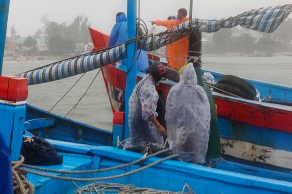 Quảng Nam, Quảng Ngãi: Khuyến cáo người dân không ra đường cho đến khi bão tan - Anh 2