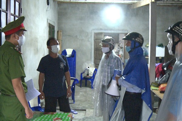 TT-Huế: Mưa gió của bão số 5 khiến hàng chục nhà dân tốc mái - Anh 2