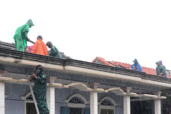 TT-Huế: Mưa gió của bão số 5 khiến hàng chục nhà dân tốc mái - Anh 1