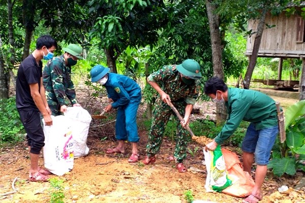 Đội mưa giúp đồng bào chằng chống nhà cửa phòng, chống bão số 5 - Anh 1